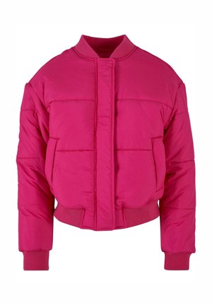 Chaqueta acolchada corta de color rosa brillante con cuello redondo, puños acanalados y cierre en el frontal. Presenta paneles acolchados y una textura suave.