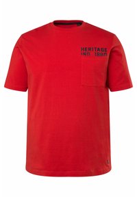 Camiseta de algodón roja con mangas cortas, cuello redondo y un bolsillo frontal. Presenta el texto impreso en color azul marino "HERITAGE IND. 1880."