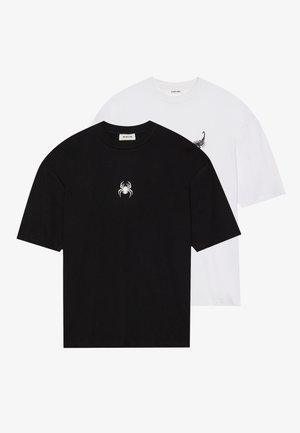 Deux T-shirts : un noir avec un logo d'araignée blanche, l'autre blanc avec un logo de scorpion noir. Les deux sont à manches courtes et à col rond.