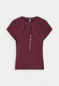 Burgundy kortærmet t-shirt med vertikale sorte og sølvfarvede pailletdetaljer foran. Blødt stof med en løs pasform.