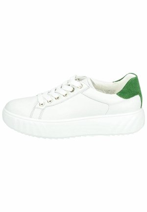 Sneaker bianco in pelle con accentuazione in suede verde sul tallone, punta tonda, design con sei occhielli per i lacci e suola in gomma testurizzata.
