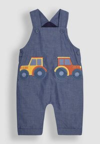 Blaue Jeanslatzhosen mit zwei gestickten Traktoren in Gelb und Orange. Verfügt über verstellbare Träger und Knopfakzente. Weicher Stoff.