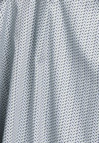Stof met een gridpatroon in tinten blauw, groen en wit, met een gladde textuur en een lichte drape.