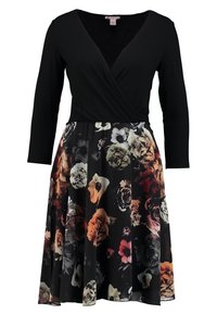 Schwarzes Wickelkleid mit langen Ärmeln; taillierter Oberteil und ausgestellter Rock mit einem mehrfarbigen Blumenmuster auf schwarzem Hintergrund.