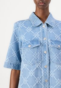 ONLY ONLBELLE BUTTON DRESS - Haljina-majica - light blue denim
