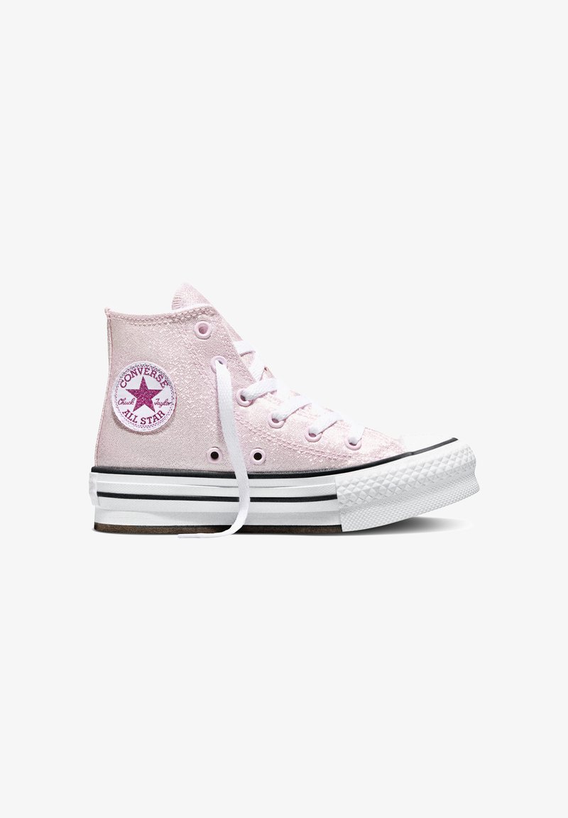 Zapatilla alta Converse de color rosa claro con cordones blancos, suela de goma y parche circular con el logo All Star en el tobillo.