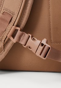 The North Face BASE CAMP FUSE BOX - Ruksak - latte/smokey brown
