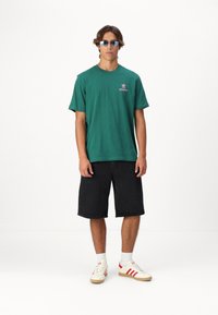 adidas Originals STREET APETIT UNISEX - Μπλουζάκι με στάμπα - collegiate green