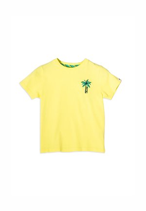T-shirt en coton jaune à manches courtes, avec une broderie de palmier vert sur la poitrine gauche. Encolure ronde, coupe décontractée.
