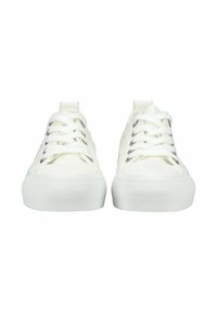 Paar weiße Low-Top-Canvas-Sneaker mit weißen Schnürsenkeln und dicken Gummisohlen, von vorne auf weißem Hintergrund gezeigt.