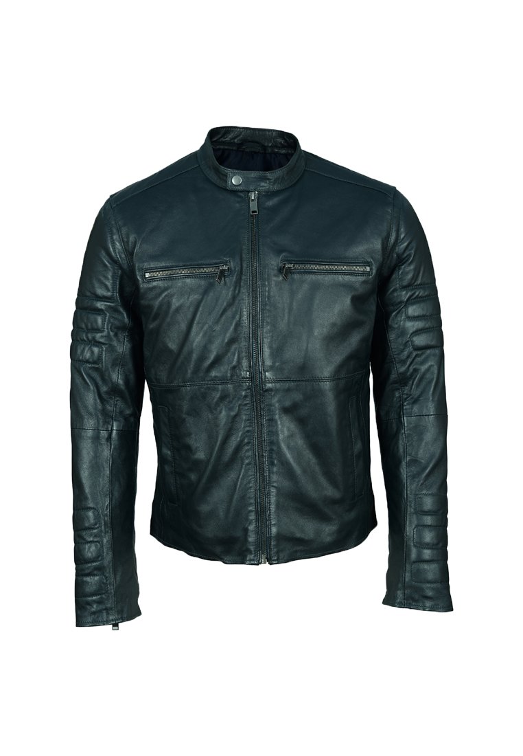 Veste en cuir noir avec un col haut, deux poches zippées à la poitrine et des accents côtelés sur les épaules. Elle présente une silhouette ajustée et une texture lisse.