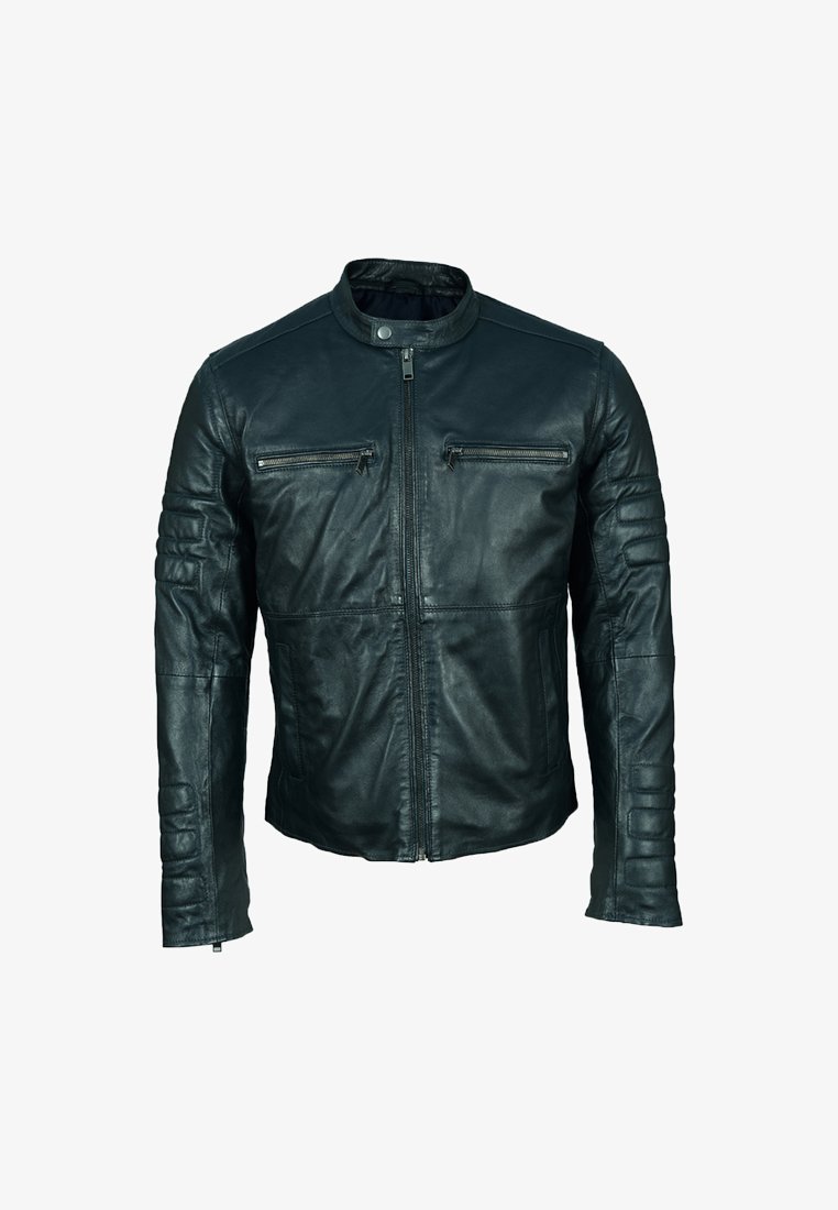 Veste en cuir noir avec un col haut, deux poches zippées à la poitrine et des accents côtelés sur les épaules. Elle présente une silhouette ajustée et une texture lisse.