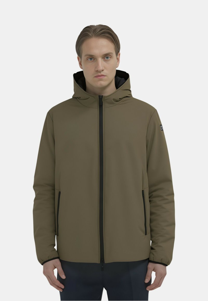 Giacca con zip verde oliva con cappuccio, dettagli neri e tasche laterali. Il tessuto appare liscio e leggermente strutturato.