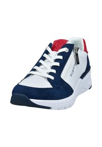 Marineblaue und weiße Sneaker mit einem Obermaterial aus Wildleder und Mesh, ausgestattet mit weißen Schnürsenkeln, einer Reißverschlusstasche und roten Akzenten an der Ferse.