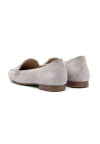Ballerine grigie in suede con punta rotonda e tacco basso, caratterizzate da un dettaglio cucito sulla parte superiore e una fodera interna liscia.