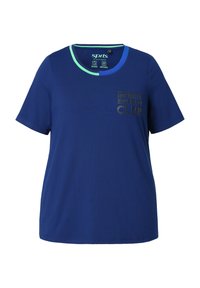 Camiseta deportiva de color azul marino con mangas cortas, que presenta un cuello redondo en color verde claro y azul. Incluye un logotipo impreso en el pecho.