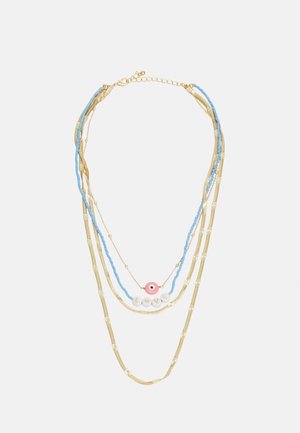 Colar de três camadas com correntes douradas e contas azuis, apresentando uma seção central branca com a palavra "AMOR" e um detalhe de olho rosa.