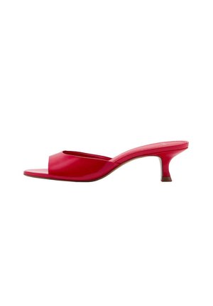 Zapato mule rojo de punta abierta con tacón kitten bajo y acabado liso, mostrado de lado sobre un fondo blanco.