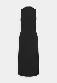 Svart, ärmlös maxiklänning med krage, strömlinjeformat design och en slät textur. Har ett blixtlås i ryggen för stängning.