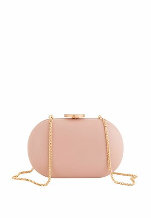 Pequeño bolso de mano ovalado beige con una correa de cadena tono dorado y un cierre circular dorado en la parte superior, sobre fondo blanco.