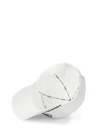 Gorra de béisbol blanca con lados perforados, visera curvada y "Von Dutch California" impresa en las costuras interiores, mostrada desde dentro y en ángulo.