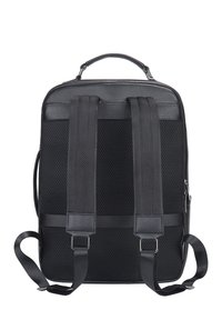 Zwarte rugzak met een gestructureerde afwerking, voorzien van een mesh achterpaneel, gewatteerde schouderbanden, een handvat aan de bovenkant en een hoofdcompartiment met rits.