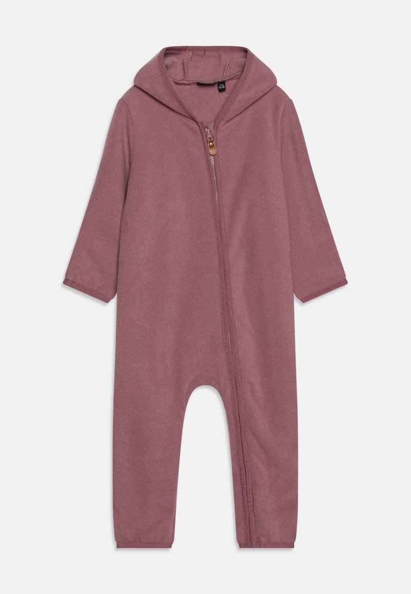 Ružovo zafarbený overal vyrobený z mäkkej fleece tkaniny, s kapucňou, dlhými rukávmi, predným zipsom a elastickými manžetami.