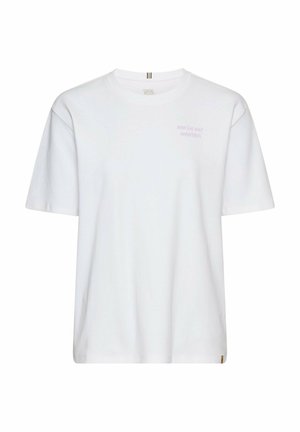 Witte katoenen t-shirt met een ronde halslijn, korte mouwen en lichtpaarse tekst met de tekst "MADE FOR DAILY ADVENTURES!" op de voorkant.