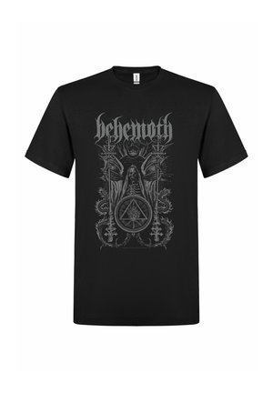 Sort T-shirt med teksten "behemoth" over en hætteklædt figur, der holder to sværd, og et cirkulært emblem med en trekant og ild.