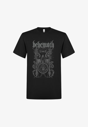 Camiseta negra con el texto "behemoth" sobre una figura encapuchada que sostiene dos espadas y un emblema circular con un triángulo y fuego.