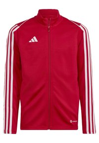 Rote Zip-up Sportjacke mit weißen drei Streifen auf Ärmeln, Kragen und dem Logo auf der Brust. Hergestellt aus glattem, leichtem Stoff.