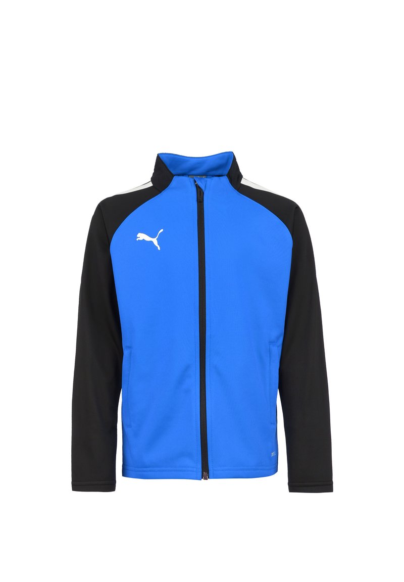 Blau und schwarze Sportjacke mit hohem Kragen, Reißverschluss, reflektierenden Akzenten und einem weißen Logo auf der Brust. Glatte Stofftextur.
