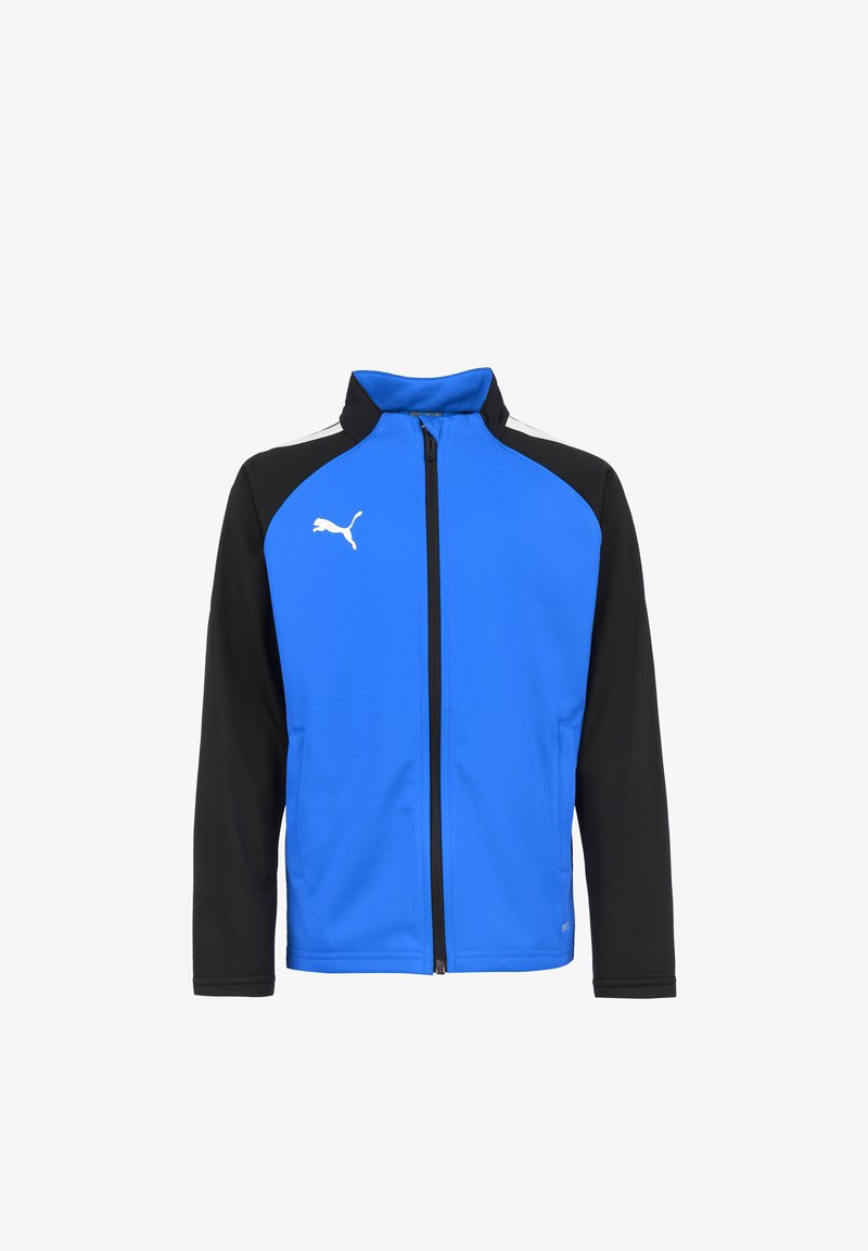 Veste de sport bleue et noire avec un col haut, fermeture éclair, accents réfléchissants et un logo blanc sur la poitrine. Texture de tissu lisse.