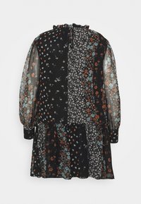 Vestido negro con flores que presenta mangas largas de tul, escote con volantes y una falda con capas que mezcla patrones florales y texturas coloridas.