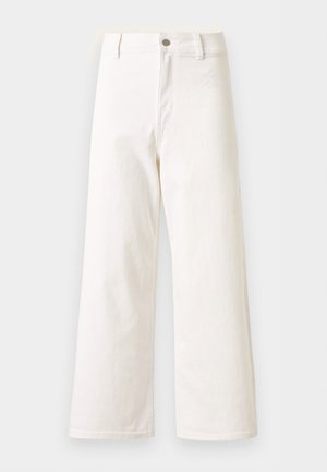 Λευκό τζιν παντελόνι με ψηλή μέση και φαρδιά μπατζάκια, με κλείσιμο με κουμπιά και φερμουάρ μπροστά, θηλιές για ζώνη και χωρίς ορατές τσέπες.