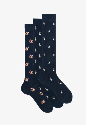 Marineblauwe sokken met speelse dierenpatronen: ontwerpen van een vos, eend en pinguïn in contrasterende kleuren, vervaardigd uit een zachte katoenmix.