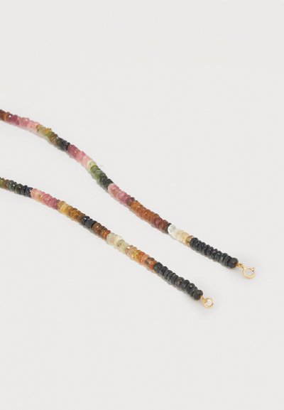 Collier avec de petites perles rondes multicolores dans des tons rose, vert, marron, noir et crème, avec des extrémités de fermoir doré.