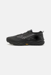 Chaussures de sport noires avec une tige texturée, un motif en zigzag et une semelle extérieure Vibram. Elle dispose de lacets plats et d'un talon renforcé pour plus de stabilité.
