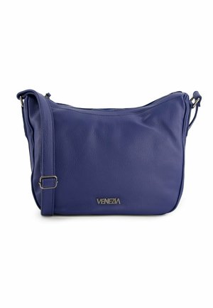 Blaue Leder-Schultertasche mit glatter Textur, die ein einfaches, geschwungenes Design und ein silbernes Logo aufweist. Beinhaltet einen langen, verstellbaren Tragegurt.