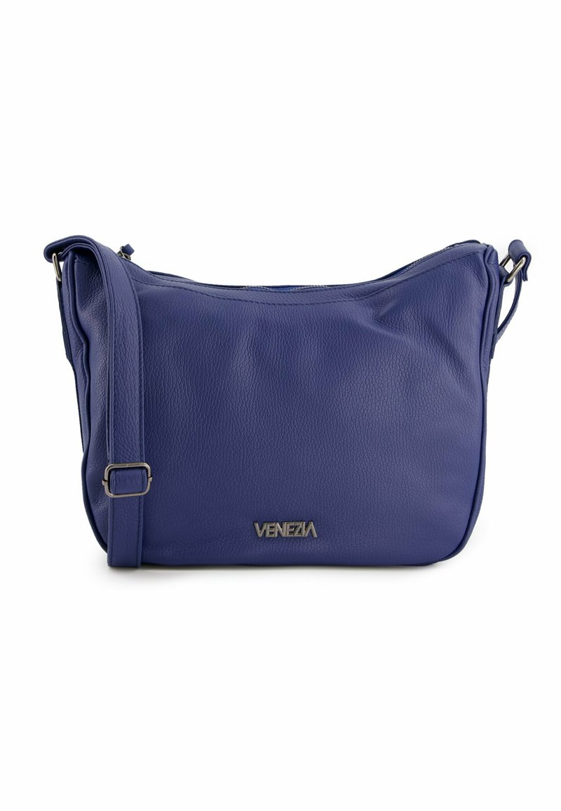 Blaue Leder-Schultertasche mit glatter Textur, die ein einfaches, geschwungenes Design und ein silbernes Logo aufweist. Beinhaltet einen langen, verstellbaren Tragegurt.