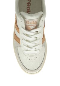 Weiße Leder-Sneaker mit braunen Wildlederstreifen, runder Zehenpartie, strukturiertem Finish und Logo auf der Zunge. Verfügt über flache Schnürsenkel und eine perforierte Vorderseite.
