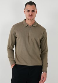 REGULAR FIT - Polo - mink green