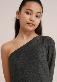 One-shoulder klänning i svart med metallisk lyster. Mjuk, figurnära tyg; asymmetrisk design som framhäver axel och halslinje.