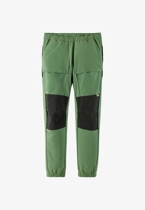 Groene softshell broek met zwarte kniezakken, elastische taille, zijzakken en elastische boorden, ontworpen voor buitenactiviteiten of casual gebruik.