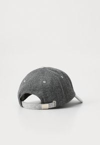 Grå baseballcap med buet skygge, justerbar rem bagpå og broderede ventilationshuller på toppen. Blød tekstur overalt.