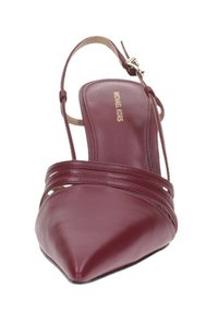 Scarpa slingback in pelle color bordeaux con punta affusolata, cinturini sottili e un accento in metallo dorato sulla fibbia. Texture liscia e design elegante.