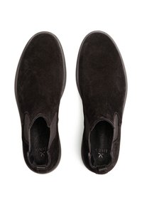 Černé semišové mokasíny s hladkým povrchem, zaoblenou špičkou, elastickými bočními panely a nenápadným logem na stélce. Plochá gumová podešev.