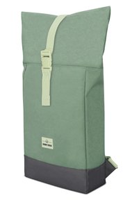 Zielony plecak z materiału o konstrukcji z rolowanym otworem, regulowanymi paskami i ciemnoszarym dolnym sekcją. Posiada markowy metka z przodu.