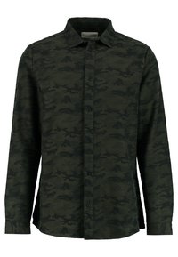 Koszula z długim rękawem w ciemnozielonym kolorze z wzorem kamuflażu, wykonana z miękkiej tkaniny, z zapięciem na guziki z przodu i klasycznym kołnierzem.