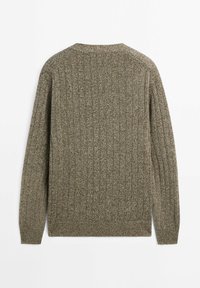 Stickad tröja i olivgrön med ribbad struktur, med rund halsringning och långa ärmar. Bakstycket har en sömlös design.